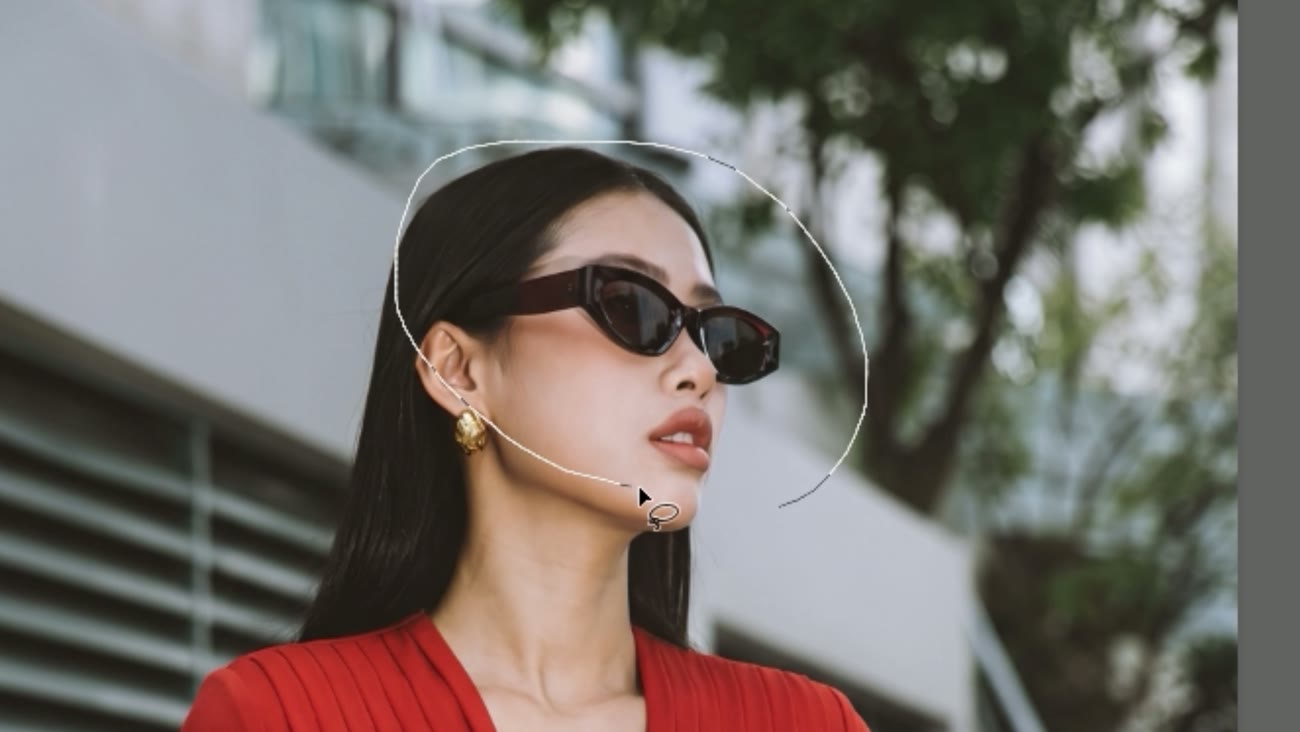 Фотография девушки в Photoshop: лассо обведено вокруг солнцезащитных очков с запасом, захватывая волосы и часть фона