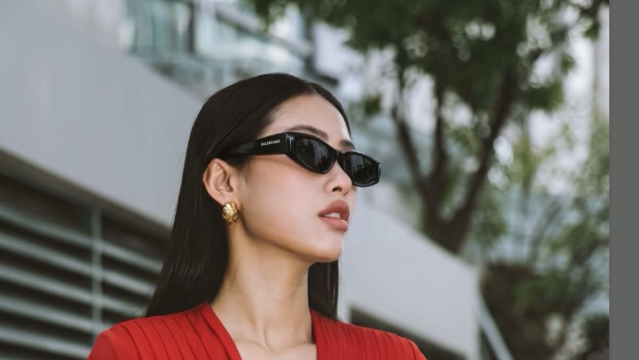 Результат генерации: очки заменены на модель Balenciaga, причёска, серьга и фон не изменились